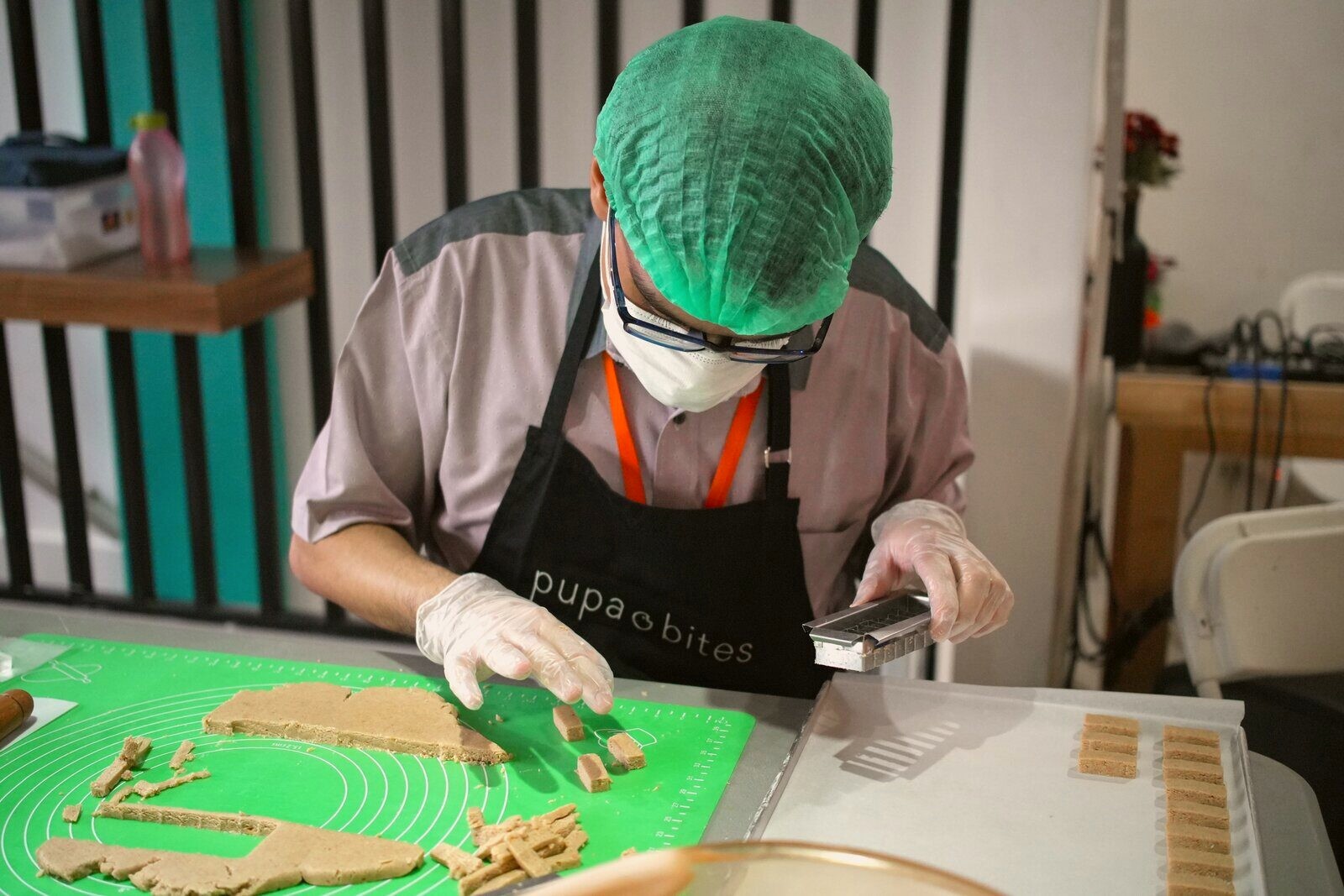 바리스타 기술을 배우는 참여자
